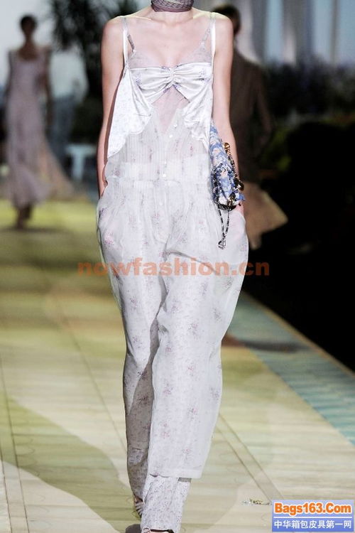 2010-2011春夏米蘭與巴黎秀場(chǎng)女裝連身裝流行趨勢(shì)解析